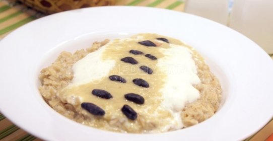 Каша овсяная на молоке с виноградом и жимолостью