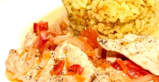 Куриная грудка с гарниром из риса карри