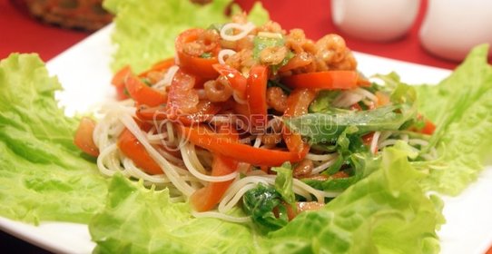 Салат с фунчозой