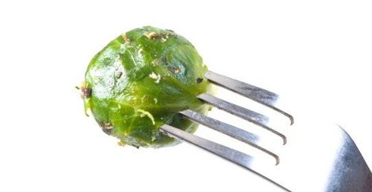 Жареная брюссельская капуста с белым вином и чесноком