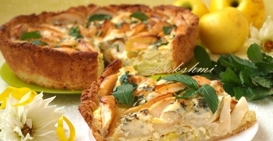 Яблочно-луковый пирог с голубым сыром