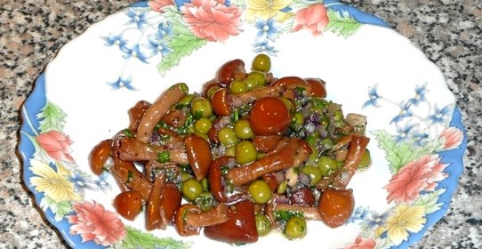 Маринованные опята с горошком