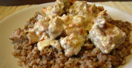 Свинина, запеченная в сметане