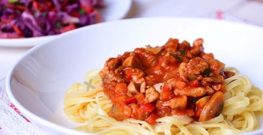 Паста с курицей в томатном соусе