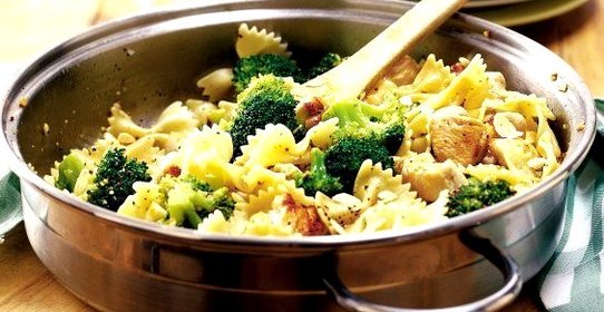 Фарфалле с окороком и брокколи