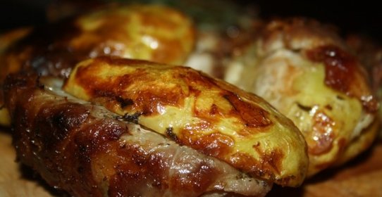 Картофель с беконом и сухой кавказской аджикой в фольге в углях