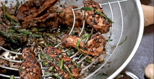 Куриные крылышки в соусе из черной фасоли