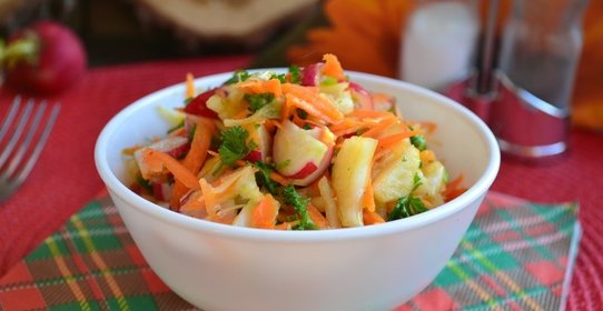 Салат из капусты, моркови и редиса