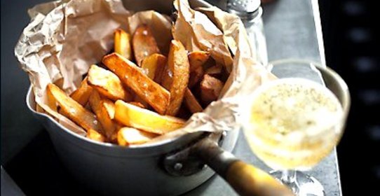 Картофель с соусом дзадзики и морской солью