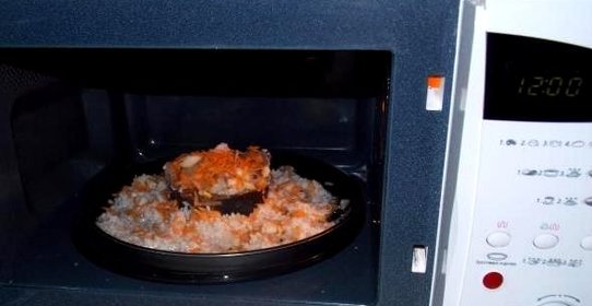 Рыба в микроволновке с луком