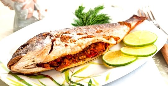 Дорада, фаршированная овощами