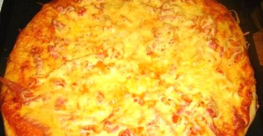 Пицца с помидорами, колбасой и сыром