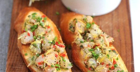 Тартар из скумбрии с жареным багетом