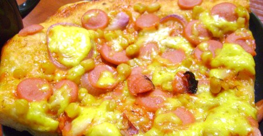 Пицца с сосисками и кукурузой