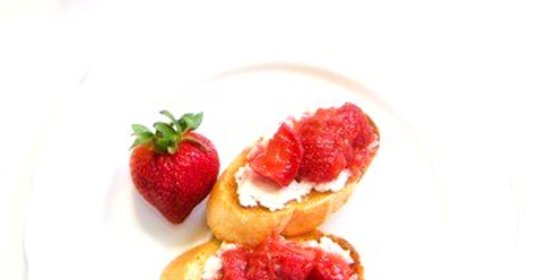 Брускетта с маскарпоне и свежей клубникой