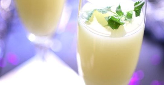 Коктейль из джина и ликера Creme de Menthe