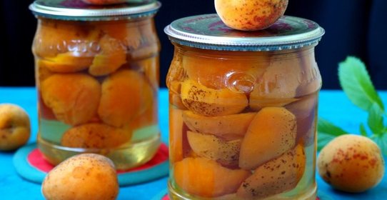 Консервированные абрикосы в сиропе
