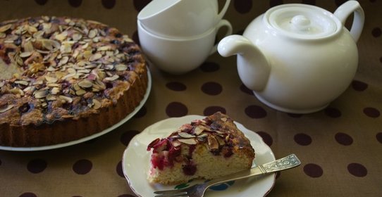 Пирог с миндалем и вишней