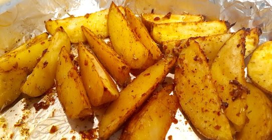 Запеченные картофельные дольки с чесноком и розмарином