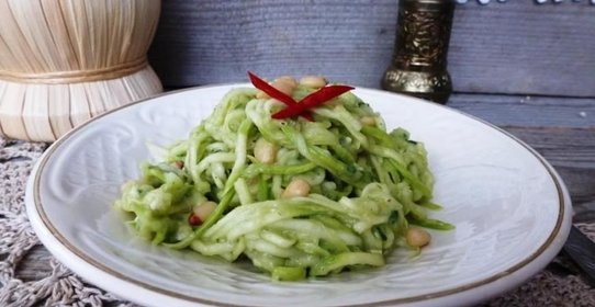 Спагетти из кабачка с соусом из авокадо