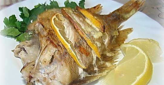 Морской окунь в духовке с чесноком и петрушкой