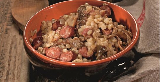 Перловка с копчеными колбасками и грибами