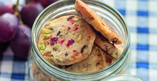 Печенье с орехами и вялеными ягодами