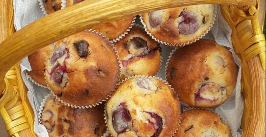 Маффины с черешней и шоколадом