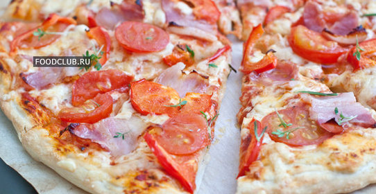 Пицца с помидорами и беконом
