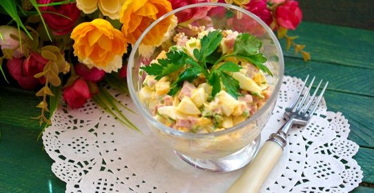 Салат с колбасой и сыром