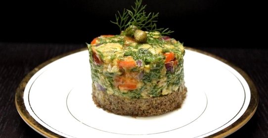 Тартар из лосося с бородинским хлебом