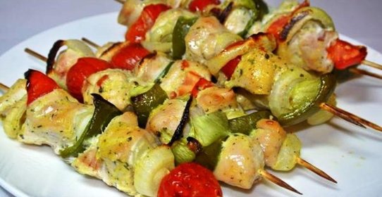 Курица в духовке с овощами на шпажках
