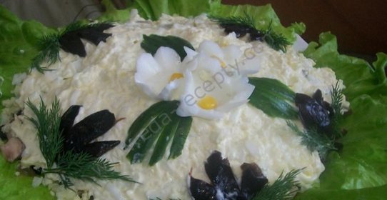 Салат из куры с черносливом с жаренными грибами