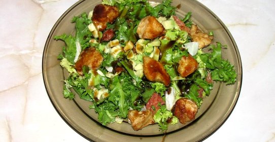 Теплый салат с курицей, авокадо и грейпфрутом