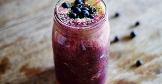 Овсянка в банке с бананом и черникой