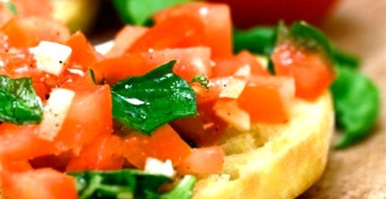 Брускетта с помидорами и зеленым базиликом