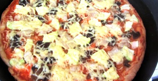 Домашняя пицца с курицей и грибами