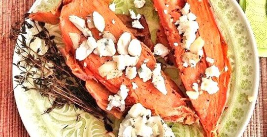 Запеченный сладкий картофель с голубым сыром