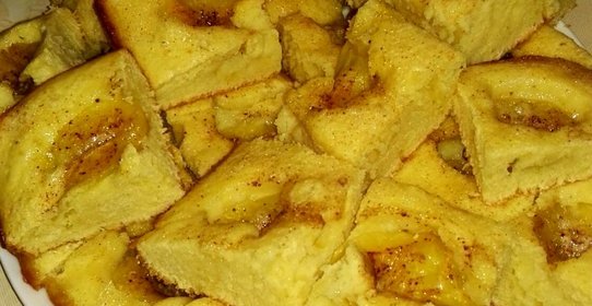 Пирог со сливами и корицей