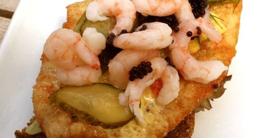 Датские лепешки с креветками и икрой