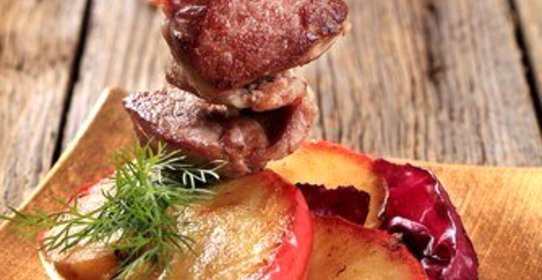 Свиной шашлык с яблоками и красным луком