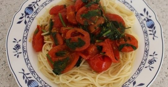 Спагетти с томатами черри