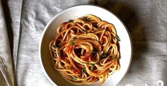 Спагетти с томатным соусом