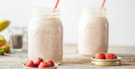 Бананово-клубничный смузи с семенами чиа