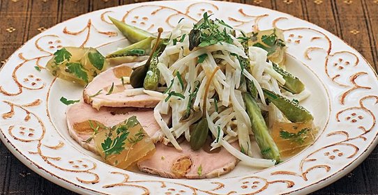 Салат с корейкой и желе из мясного сока