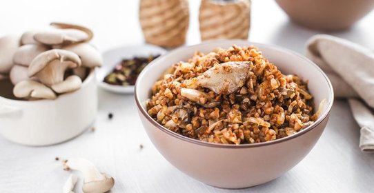Гречневая каша с грибами и жареным чесноком
