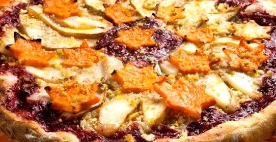 Пицца с грушей и сыром Горгонзолла