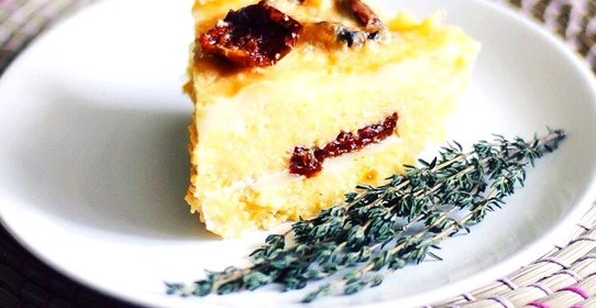 Полента с моцареллой, вялеными помидорами и пряными травами