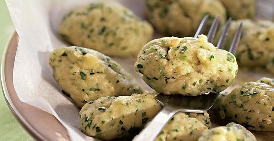 Клецки с петрушкой и чесночным маслом