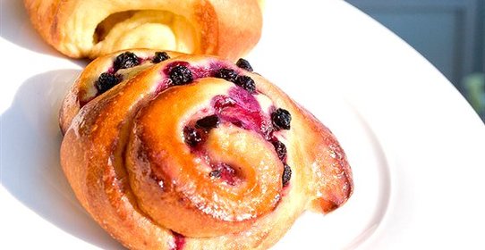 Булочки с черной смородиной и взбитыми сливками